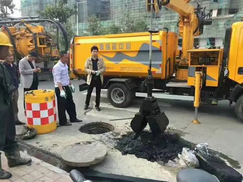 开发区街道：网格员化身“清道夫”，为民解忧疏通“堵心”化粪池