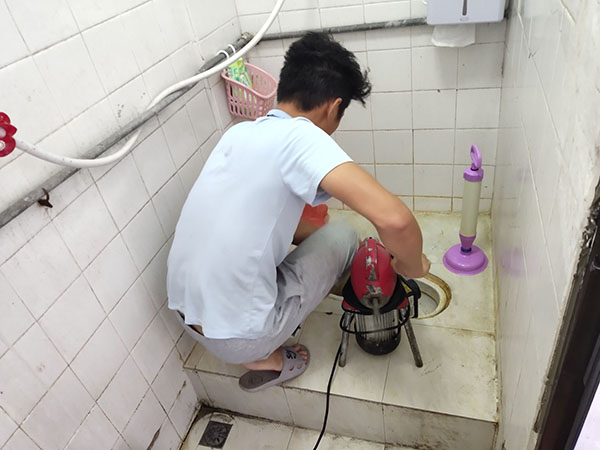 开发区管道堵塞冒臭气 专业师傅现场解决问题