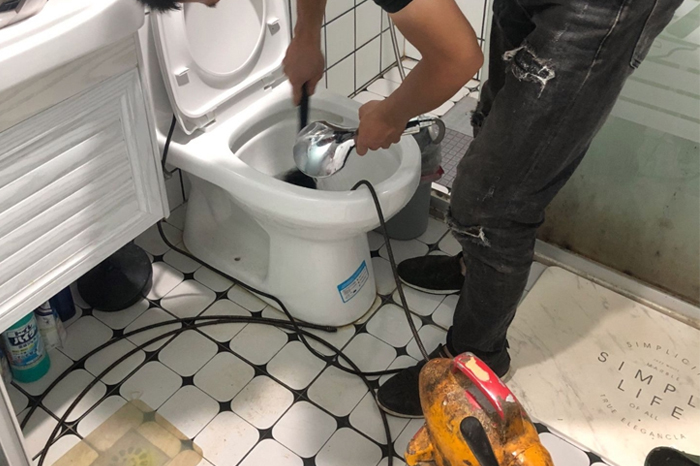 开发区马桶堵塞自己疏通还是找师傅？专业上门服务让你省时更省心