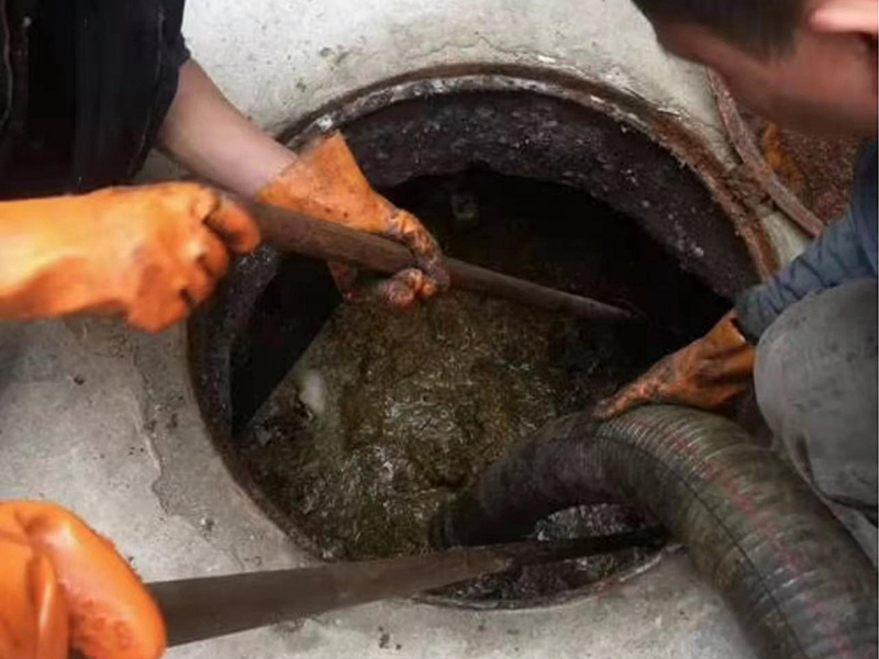 开发区清理化粪池时如何避免沼气的危害？